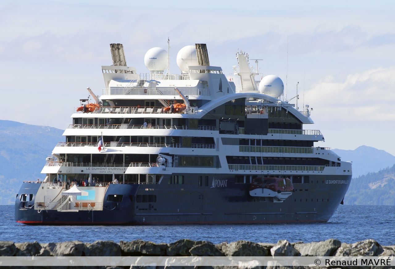 053 20231211 Le navire à l'ancre devant Nordfjordeid