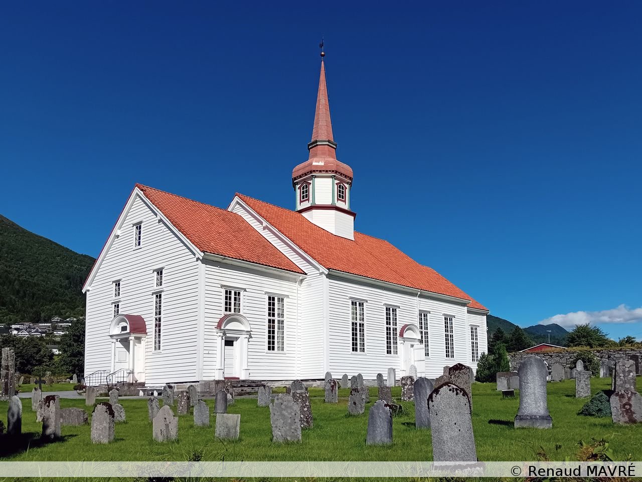 059 20231211 Église et cimetière de Nordfjordeid