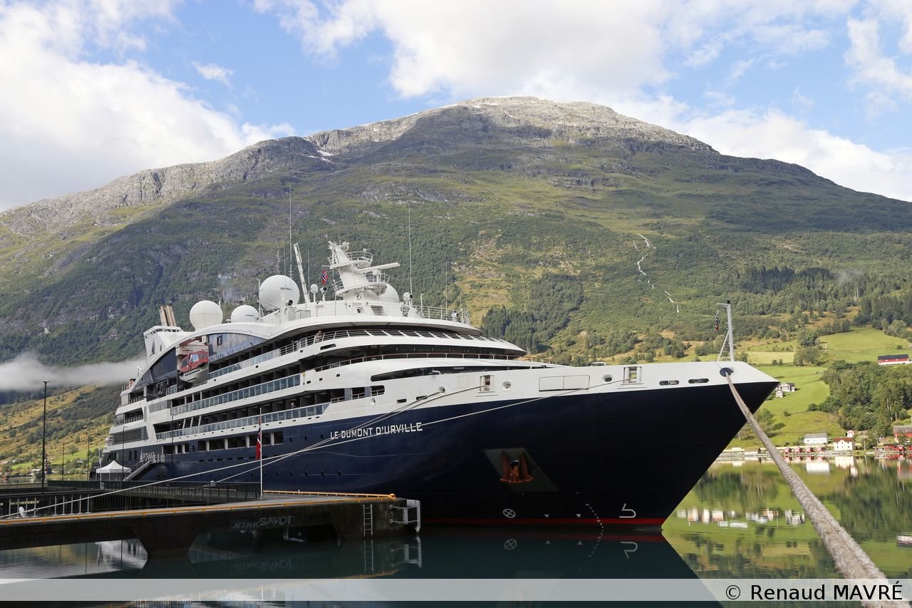 066 20231212 La navire à quai à Olden