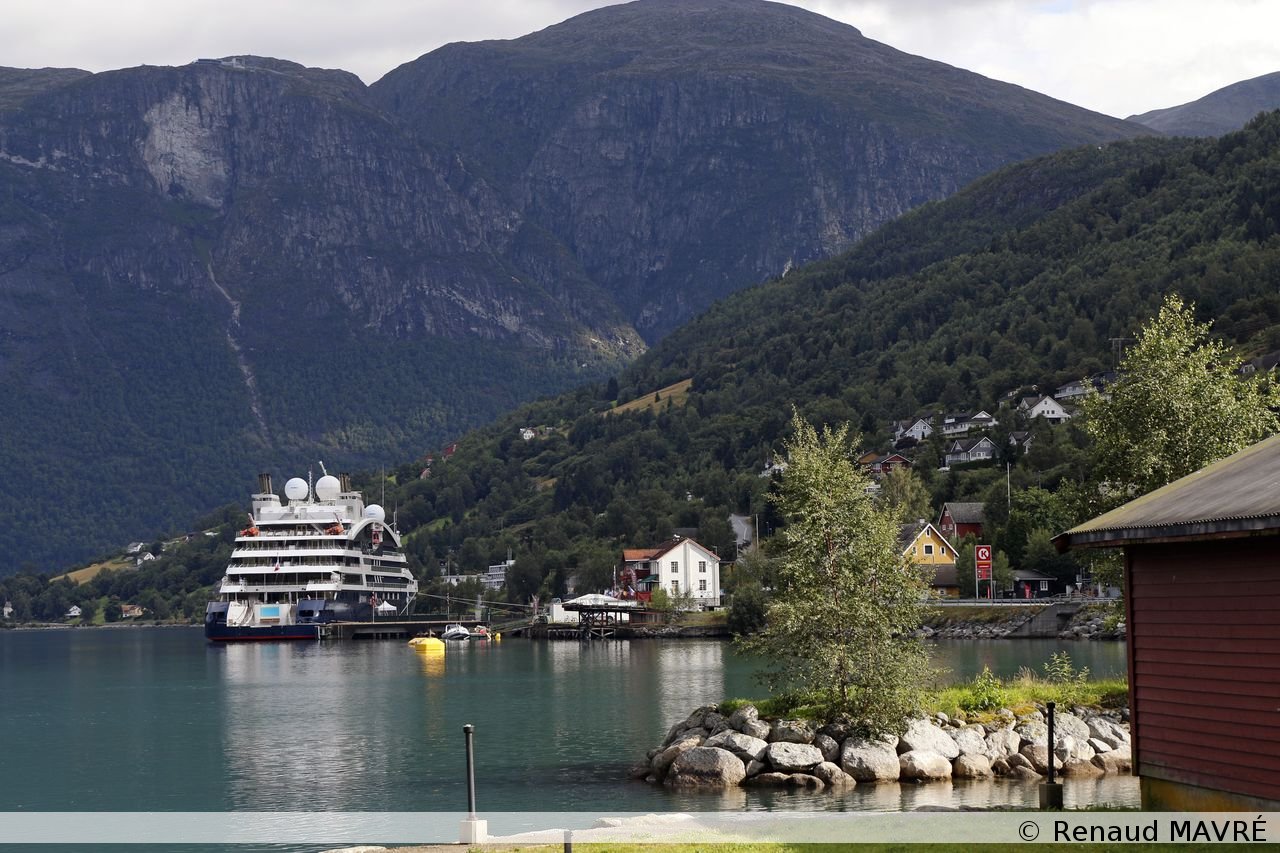 067 20231212 La navire à quai à Olden