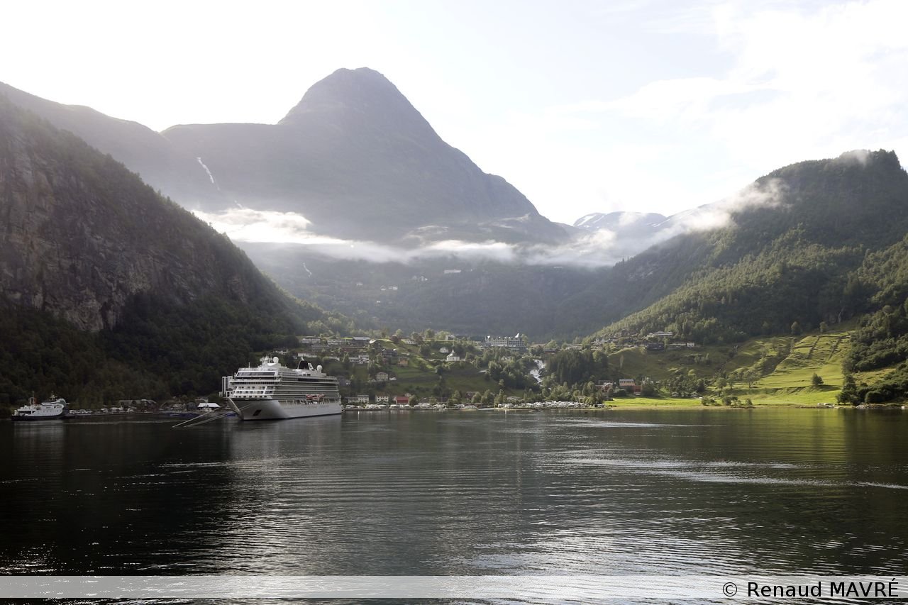 092 20230813 Bateau à l'ancre devant Geiranger