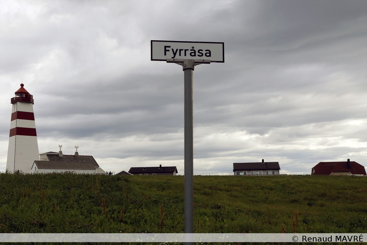 112 202308143 Phare d'Alnes sur l'île de Godøy