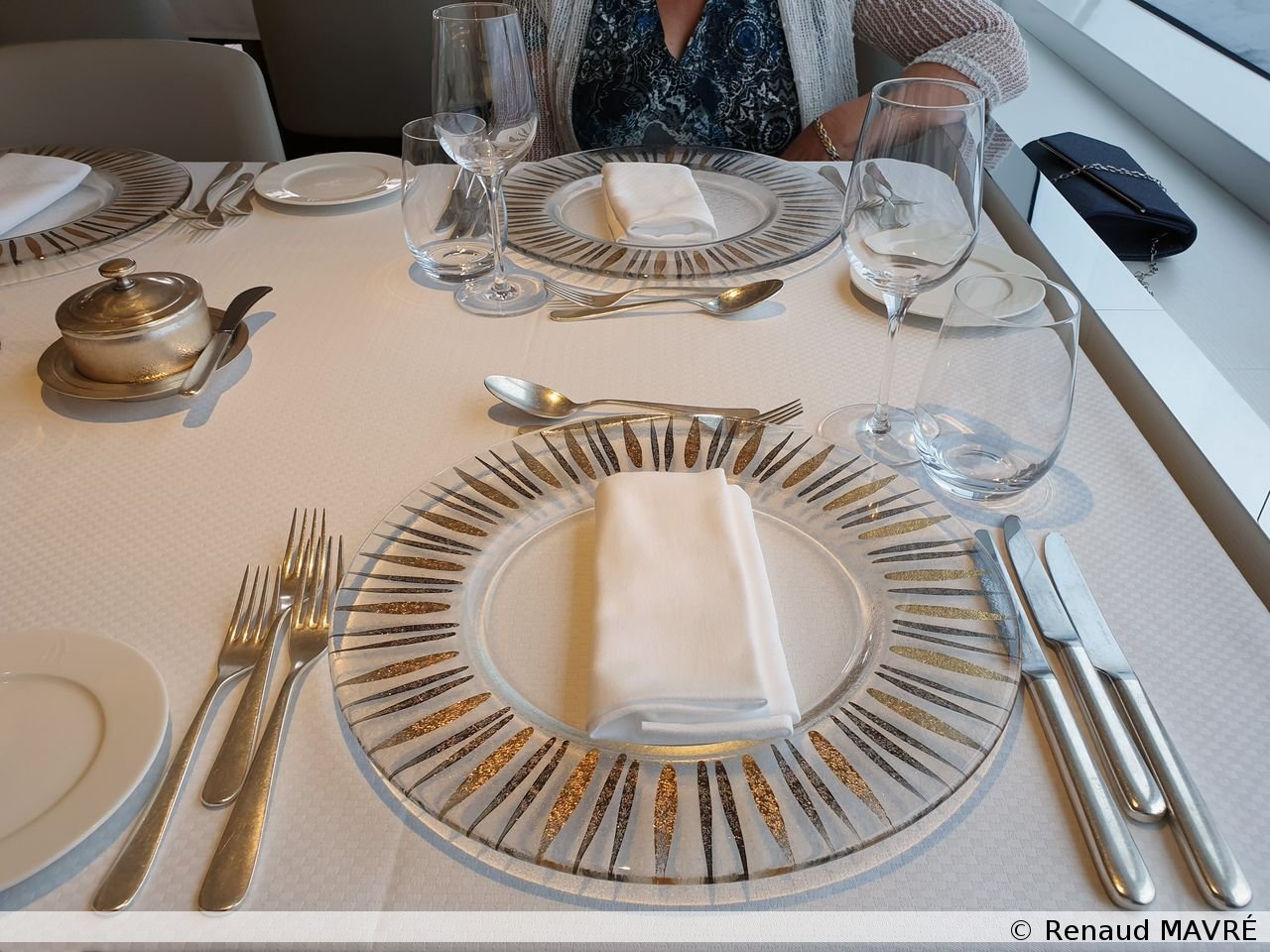 123 20230814 Table dressée pour le repas d'adieu